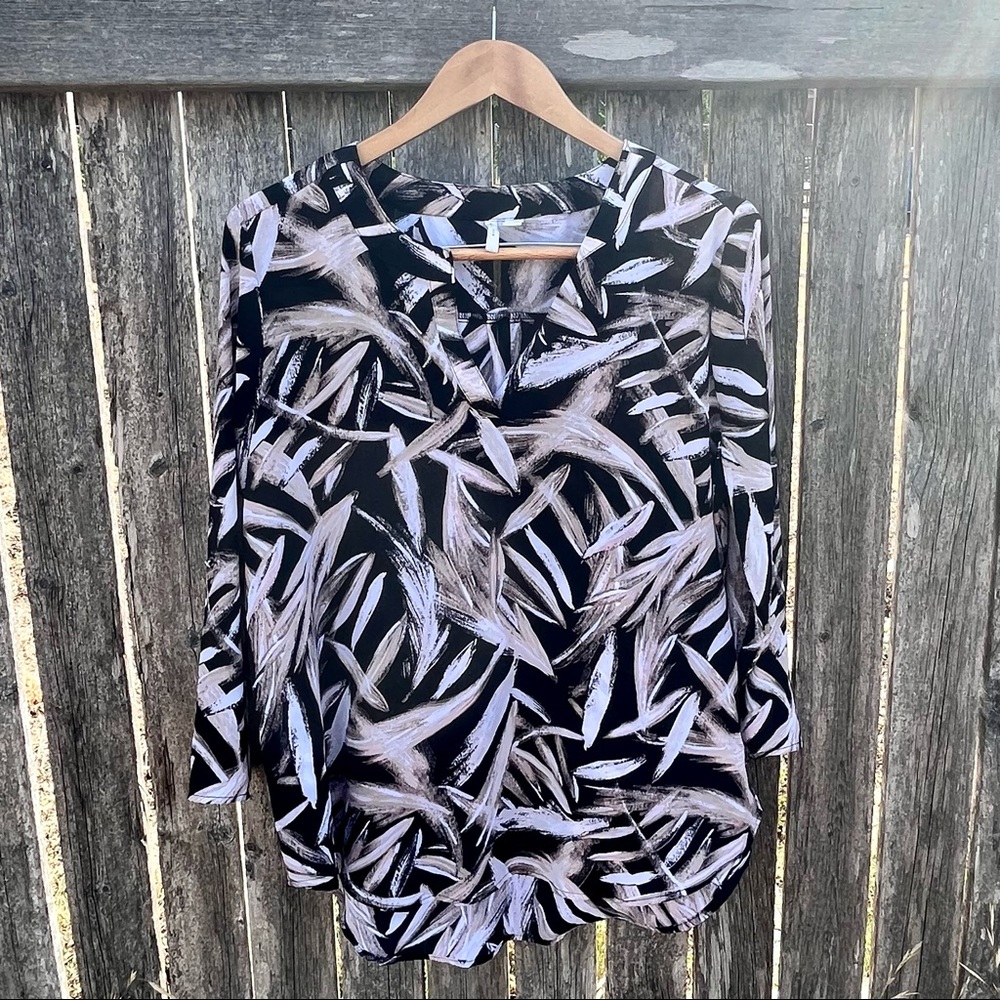 Est. 1946 Size L Black White light Pink Paint Stroke Pattern top. C Est. 1946